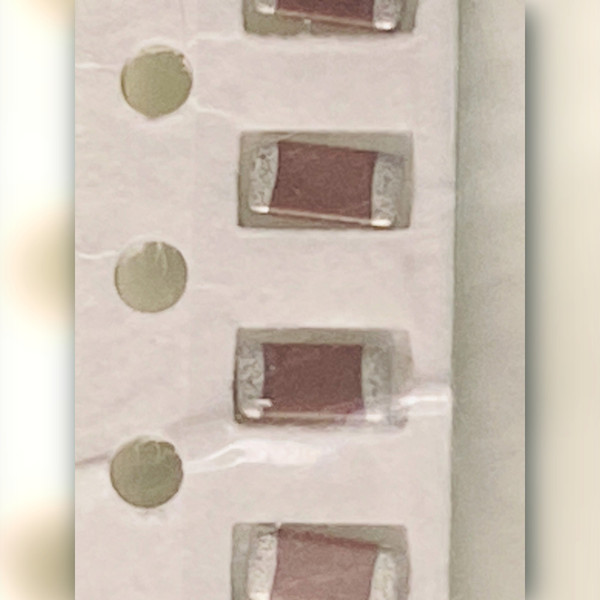 Row of brown ceramic chip capacitors with silver-grey end terminations, four whole and two partial