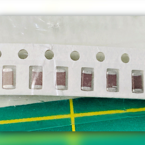 Six brown ceramic chip capacitors with silver end terminations in a row