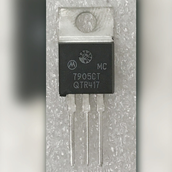 Motorola logo, MC 7905CT QTR417 printed on black TO-220 body with metal tab.