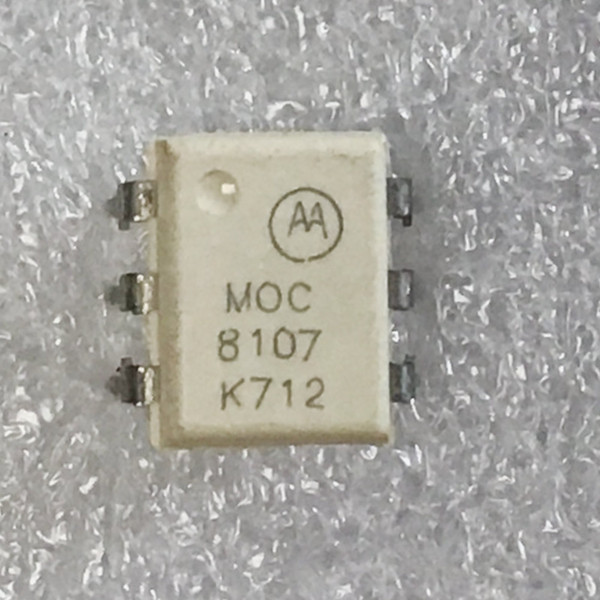 Motorola MOC8107 optocoupler front face showing logo and K712 marking on crinkled clear plastic wrap
