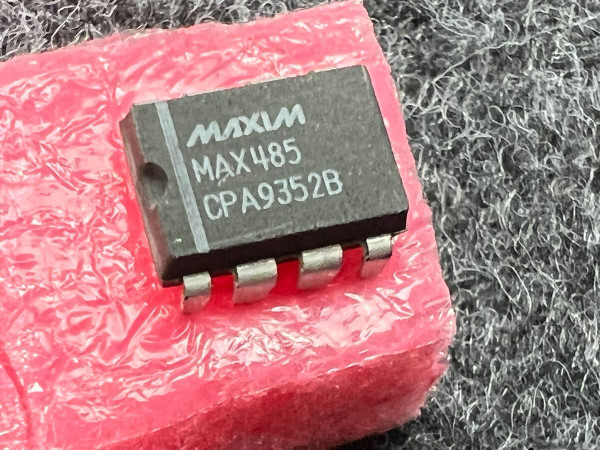 MAXIM MAX485 CPA9352B IC with pin 1 indicator line, showing clean body and untarnished pins.
