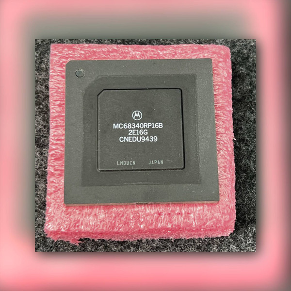 Motorola MC68340RP16B processor top marked 2E16G CNEDU9439 and JAPAN on pink foam