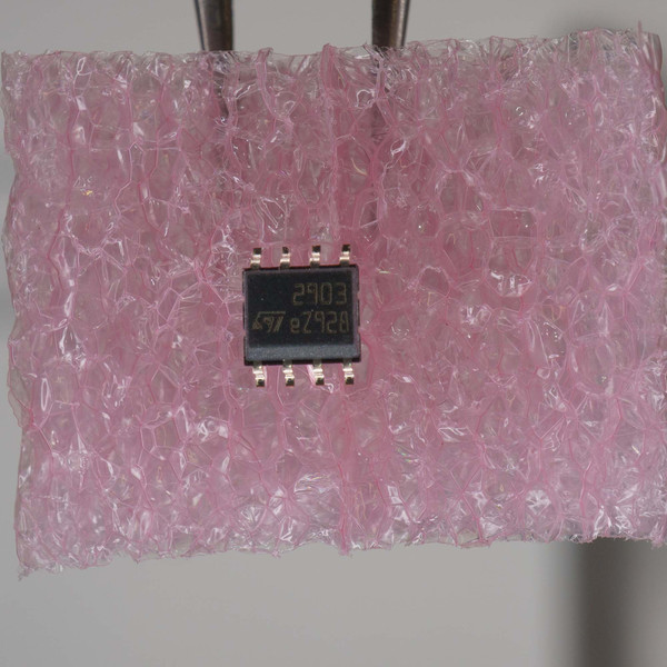 STMicroelectronics LM2903 eZ928 marking, SOIC-8 package, leads clean and straight, no visible damage.