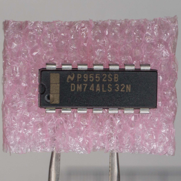 National Semiconductor logo P9552SB DM74ALS32N markings clear. Pins appear clean and straight, no visible corrosion or damage.