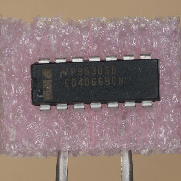 National Semiconductor logo, P9530SD CD4066BCN markings clear. Pins appear straight and untarnished. No visible damage.