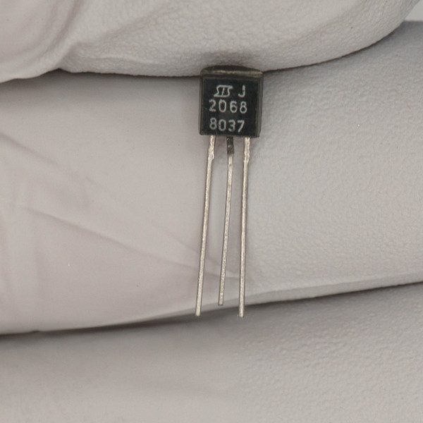 TO-92 black plastic body marked STS J / 2068 / 8037. Three straight leads show no bending or oxidation.