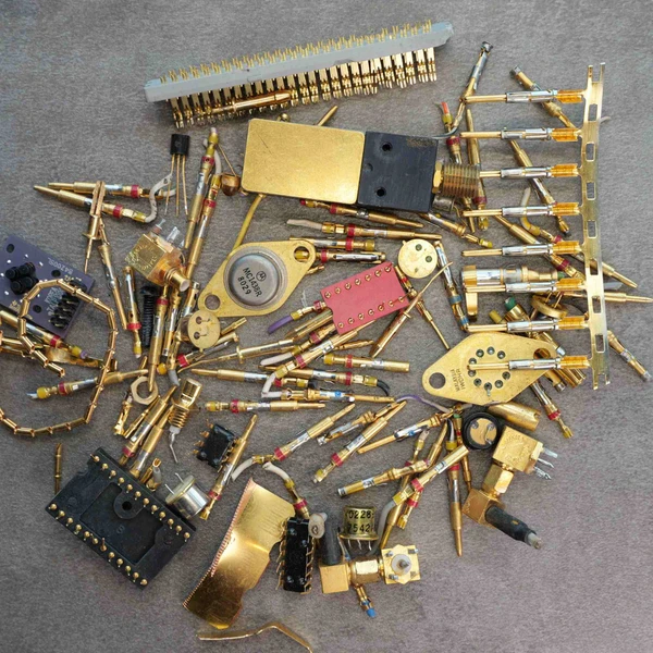 Overview of approximately 140 grams of gold-plated electronic scrap components and connectors.