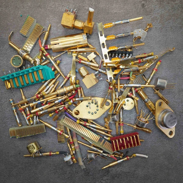 Assorted gold-plated electronic scrap components for E-SCRAP 101526-100G.