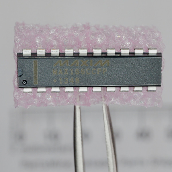 Top marking on Maxim MAX186CCPP DIP-20 integrated circuit.