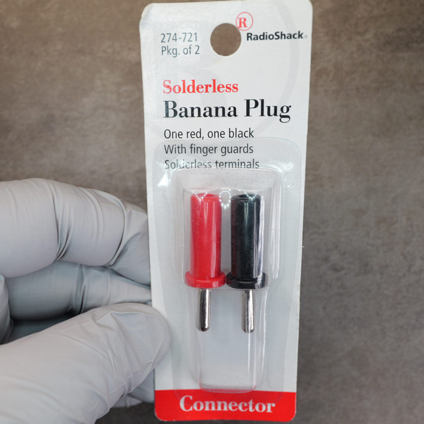 Front view of retail blister packaging for RadioShack 274-721 solderless banana plug 2-pack.