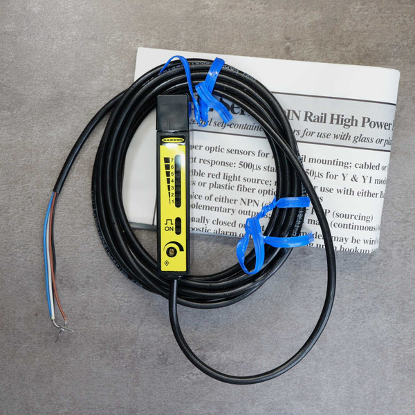 Banner D12SN6FP fiber optic sensor coiled with cable and instruction manual.