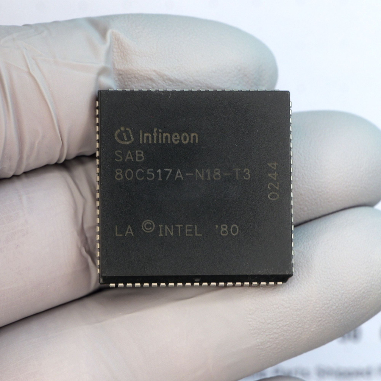 Infineon SAB 80C517A-N18-T3 8-Bit Microcontroller 18MHz PLCC-84 Used Pull