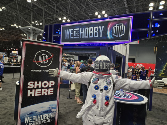 How Displayit Designed And Built A 50x50 Double-Decker Trade Show Booth For Fanatics Fest