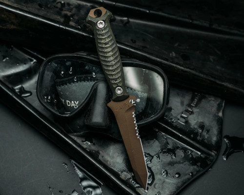 Half Face Blades - Dive Knife Tanto -Jungle Wear Carbon, Midnight Bronze Cerakote, Ti Torx Bolts, Iron Grip