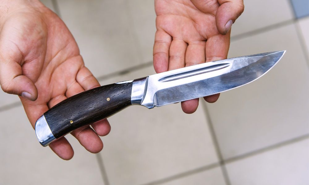 how-to-measure-a-knife-handle-to-correctly-fit-your-hand-the-knife