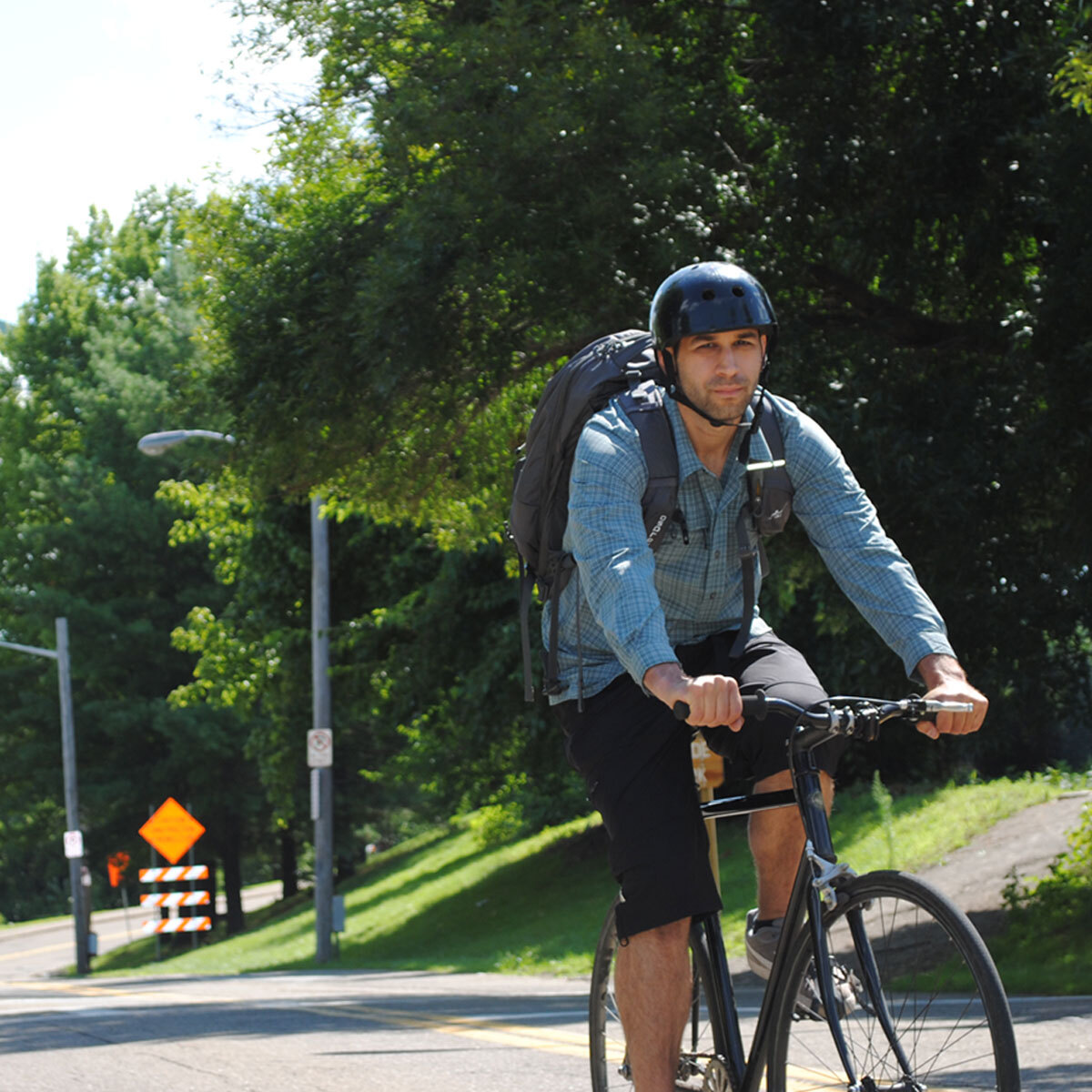 Pedal pusher knickers on cyclist