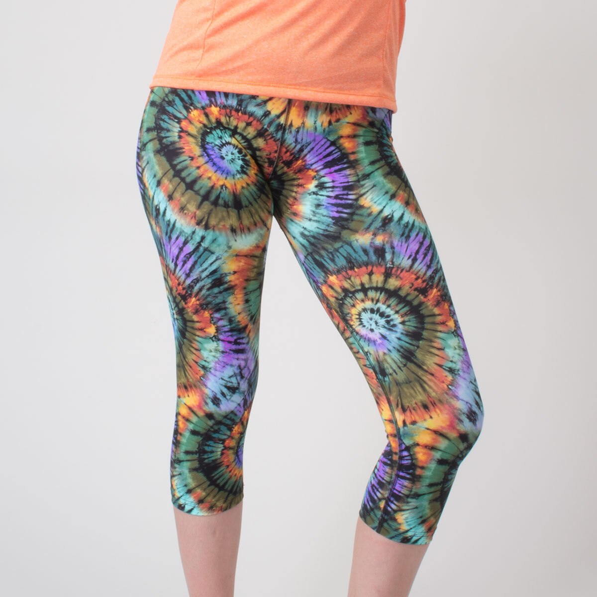 tie dye cycling capri on model