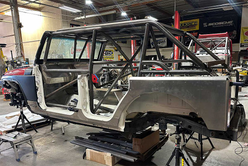 GenRight JK Aluminum Dovetail Corner Guards mounted on V2 Terremoto