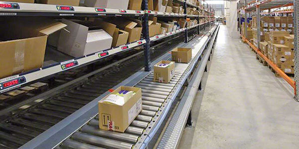 Pick to light system with boxes on roller conveyor