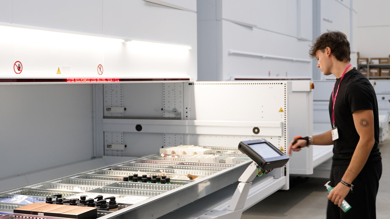 Warehouse operator keys instructions on VLM display