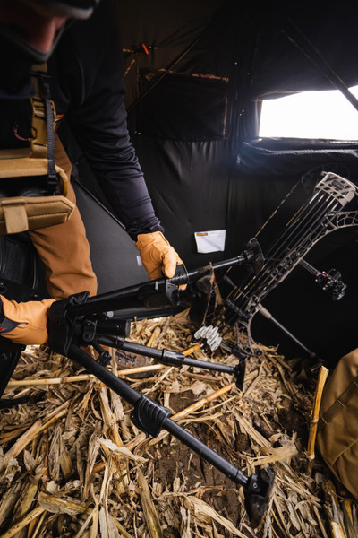 SWIVEL GROUND SEAT W/ ADJUSTABLE LEGS