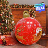 Bola inflable navideña 60 cm en ambiente festivo