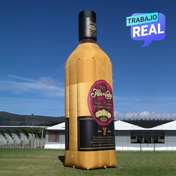 botella inflable de cerveza Flor De Caña Medellín
