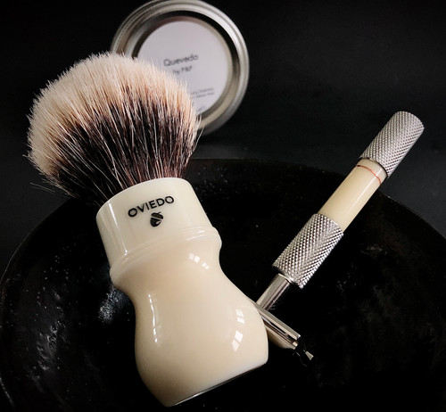 Image with Oviedo natural Ivory tone in gloss with a razor.
Oviedo is sporting a hybrid/bulb knot. The image has a matching tone razor and shaving soaps.
Razor and soap not included, it is just a prop for the image.