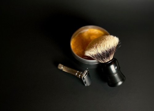 Nameless shaving brush in satin black finish.
In the image Nameless shaving brush is accompanied by a shaving soap and a razor.
Razor and soap are not for sale, only as props for the image.