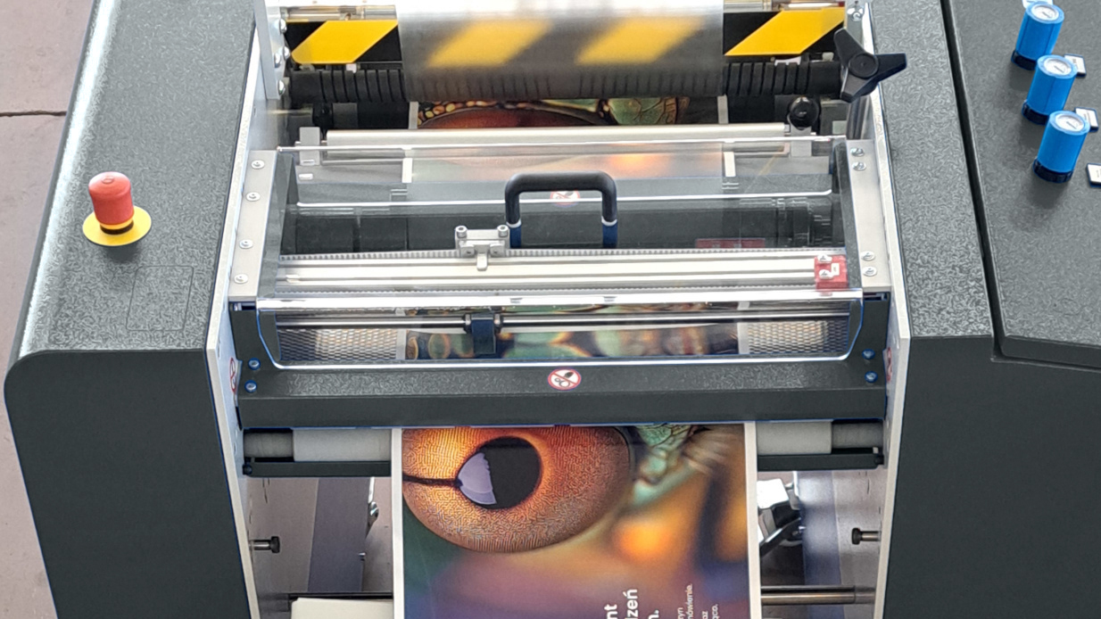 Laminating rollers and safety guards at the front of the ZFP L100 FK laminator