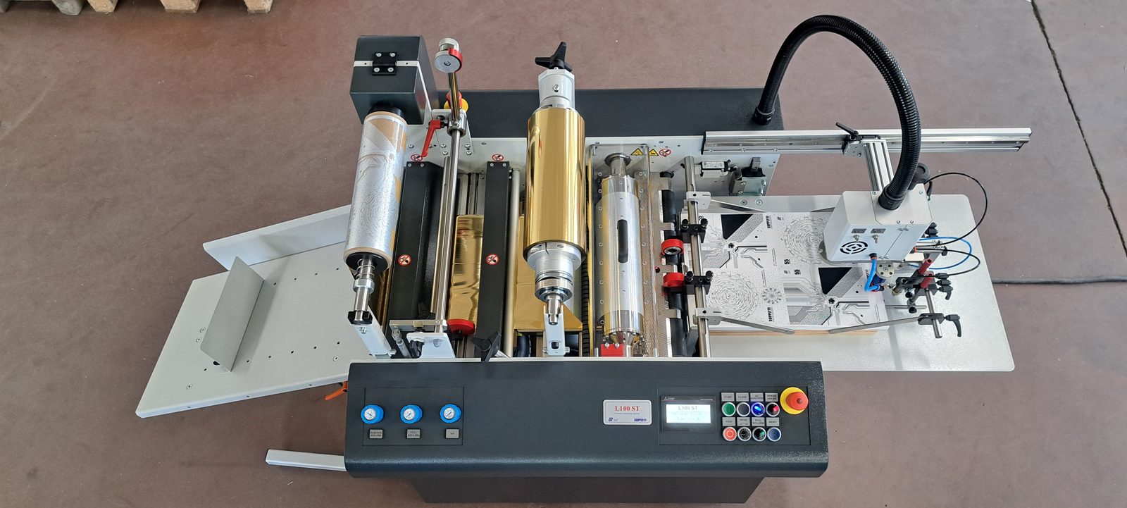 ZFP L100 ST running gold digital foil over a printed sheet with extended output table