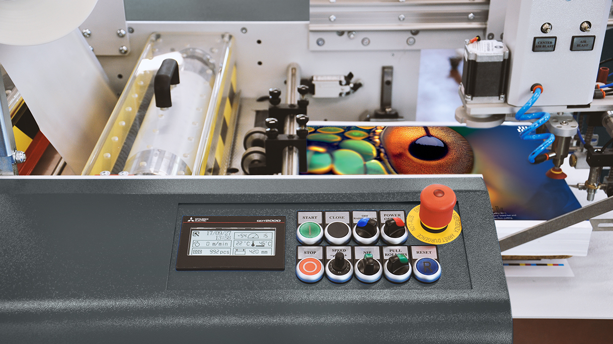 Control panel of the ZFP L100 PB with touchscreen job display and laminated sheets in the delivery section