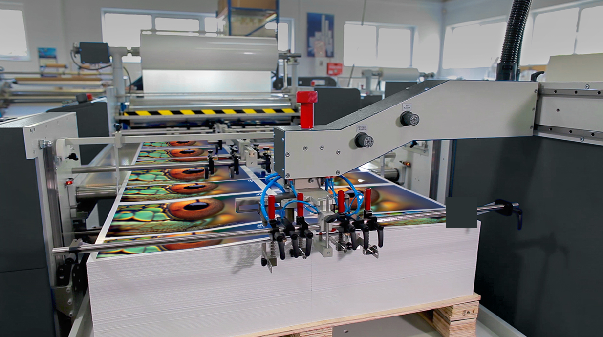 Close-up detail of the ZFP L330 B1 automatic sheet-fed laminator