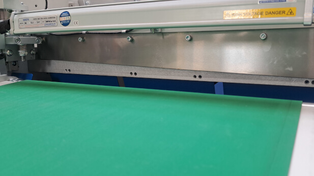 Servo-driven knife and anti-static bar on the ZFP CT25 automatic guillotine cutter
