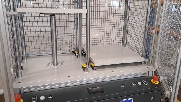 Working area interior and operator panel of the ZFP PH275 bookbinding press