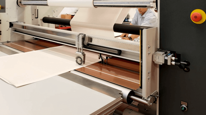 ZFP wide format laminator in sheet-to-sheet mode laminating sheets with automatic separation at the delivery