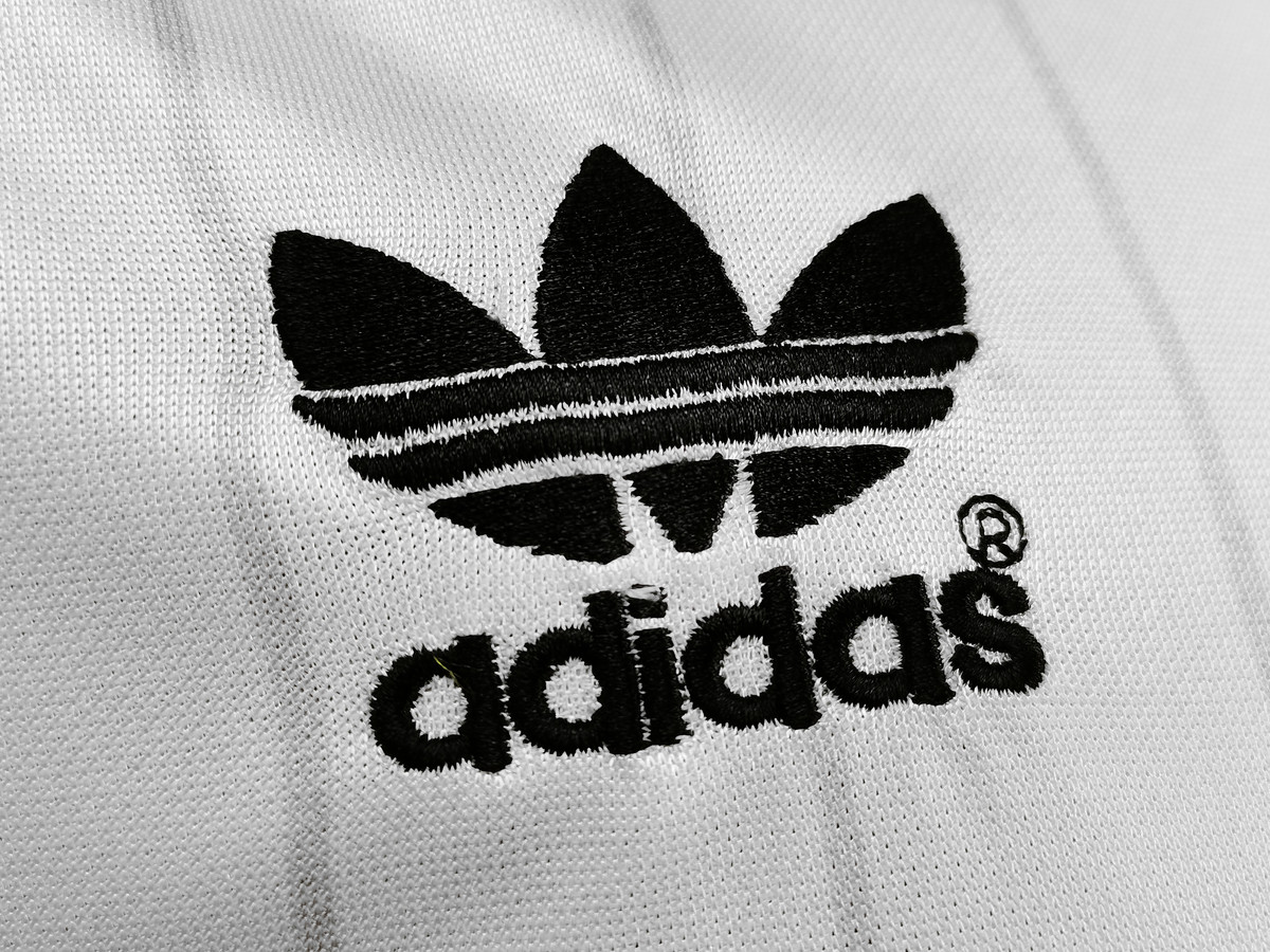 Manchester United 1983 Men's Away Retro Shirt