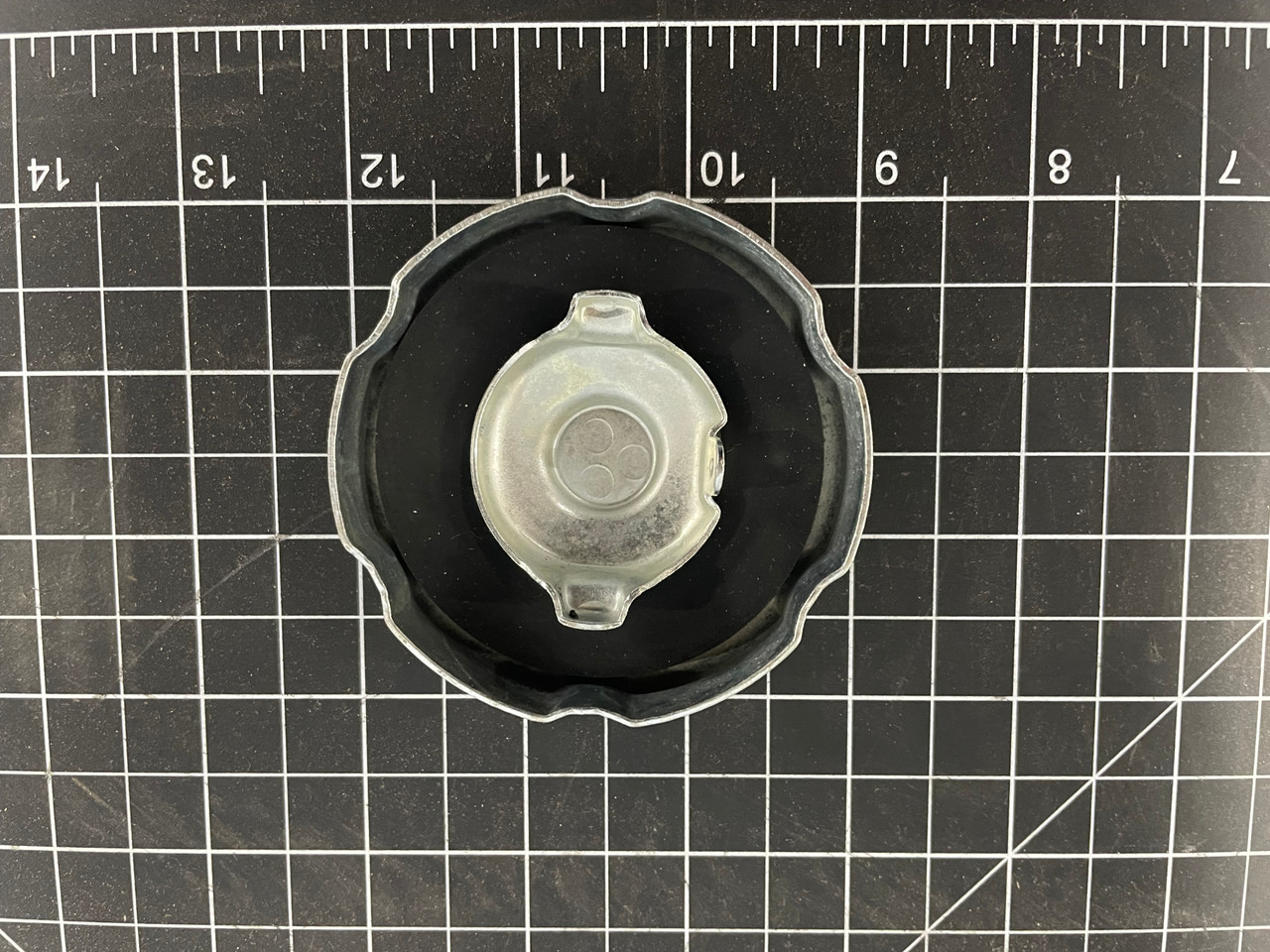 900-3985-55: Fill Cap, 1/4 Turn Vented, 2-1/4 Dia Wisco