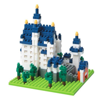 This nanoblock "Schloss Neuschwanstein" (or Neuschwanstein Castle), a famous landmark in Germany, is the perfect size to decorate your desk.