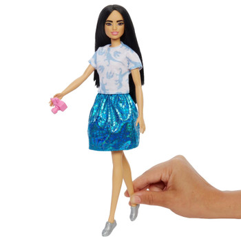 This trendy fashion pack for Barbie doll features an outfit and accessories inspired by Jurassic World: Dominion (doll not included; sold separately, subject to availability).