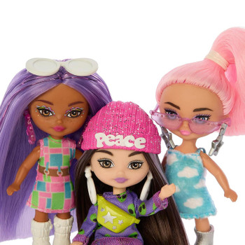 Five dolls means five times the styling play - Each Barbie Extra Mini Minis doll rocks a totally unique look with accessories like sunglasses, earrings, handbags and more!