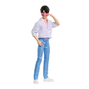 Jinu doll is swoon-worthy in a coordinated stage ensemble to Saja Boys' opening song, "Soda Pop". Complete with pink sunnies and a soda can accessory