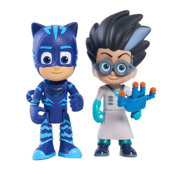This dynamic Hero & Villain 2-pack features Catboy and Romeo as 8 cm (3 inch) poseable figures. Press down on Catboy's head to light up his amulet! Help Catboy to defeat the mischievous Romeo before he can escape using his Teleporter!