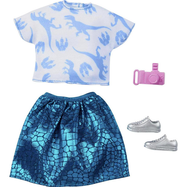 Dress a doll in this crop top featuring blue dinosaur graphics paired with a metallic skirt inspired by dinosaur scales! Silvery trainers add a modern touch, and the camera accessory is perfect for documenting exciting adventures!