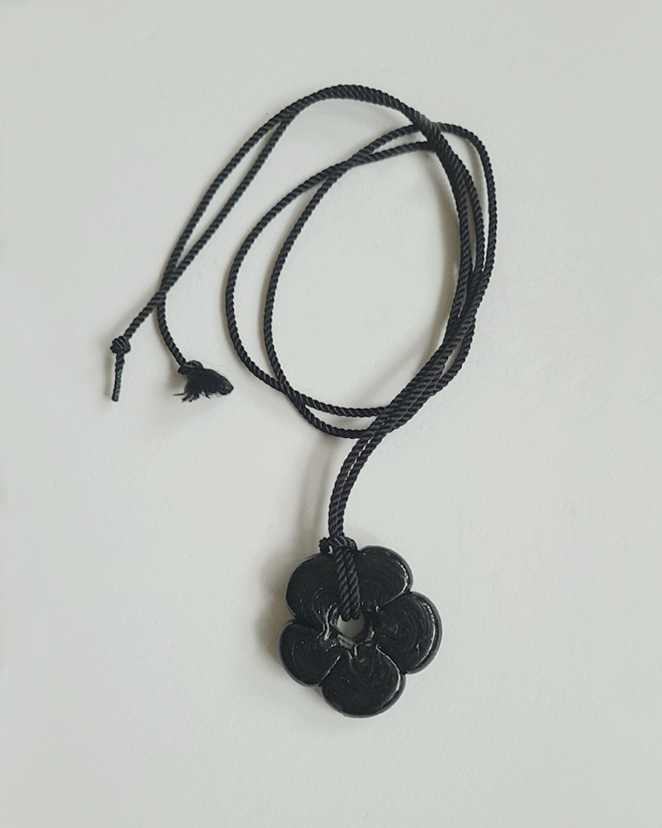 Mora Glass Black Daisy Choker Necklace in Black
