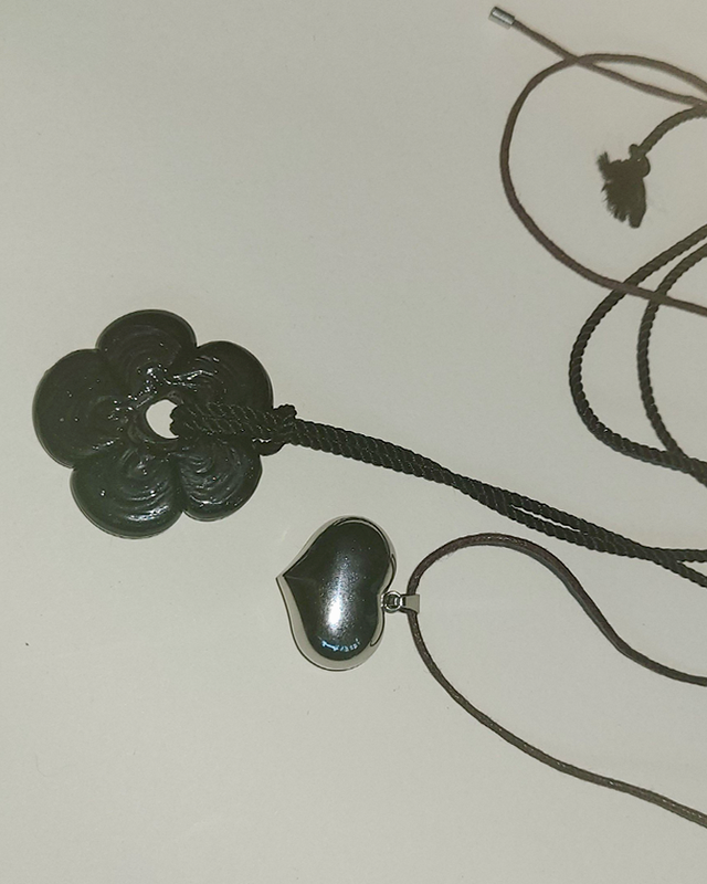Mora Glass Black Daisy Choker Necklace in Black on kellinsilver.com