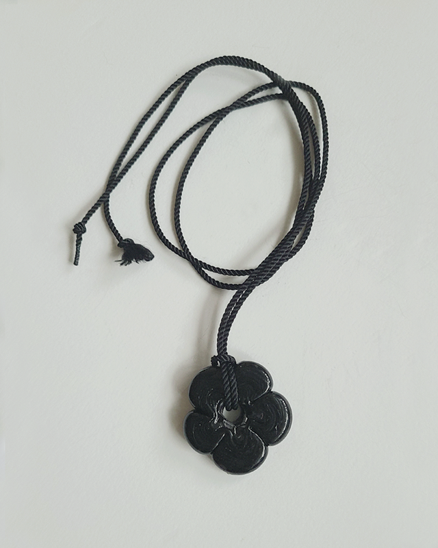 Mora Glass Black Daisy Choker Necklace in Black on kellinsilver.com
