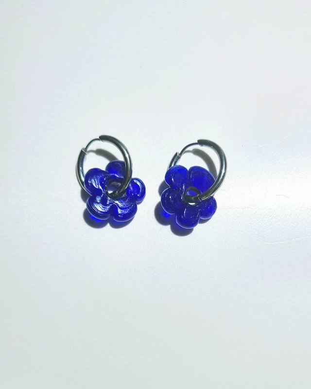  Mini Fleur Glass Earrings in Blue on kellinsilver.com