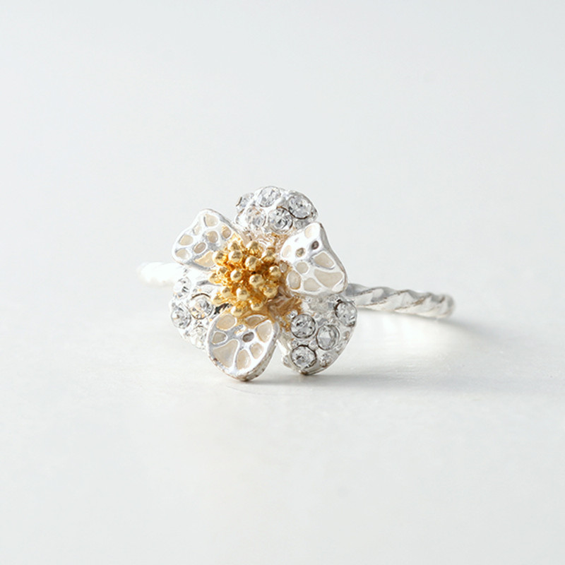 CZ White Daisy Ring from kellinsilver.com