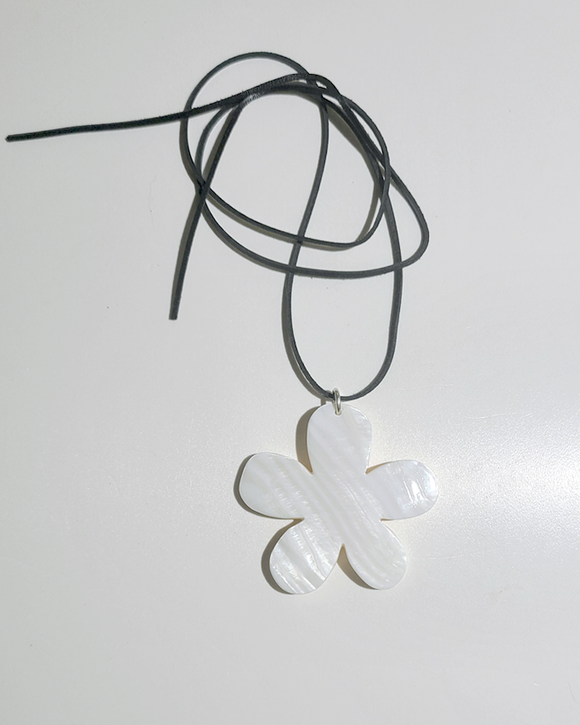 XL Mother Of Pearl Shell Daisy Necklace - kellinsilver.com